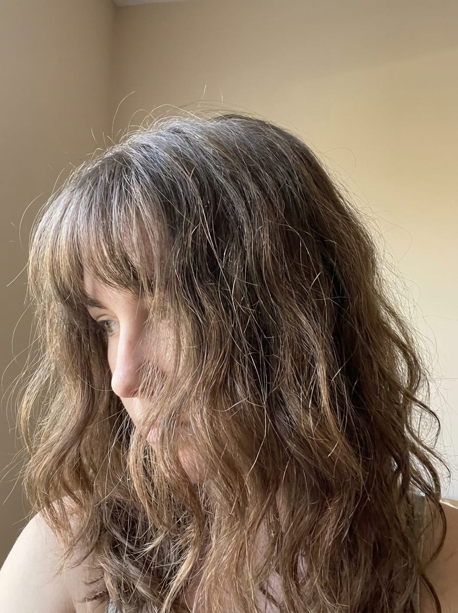 Mittellange Haare mit Pony und weichen Wellen - mittellange Frisur mit Pony